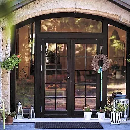 Lawendowa Stajnia Bed & Breakfast *
